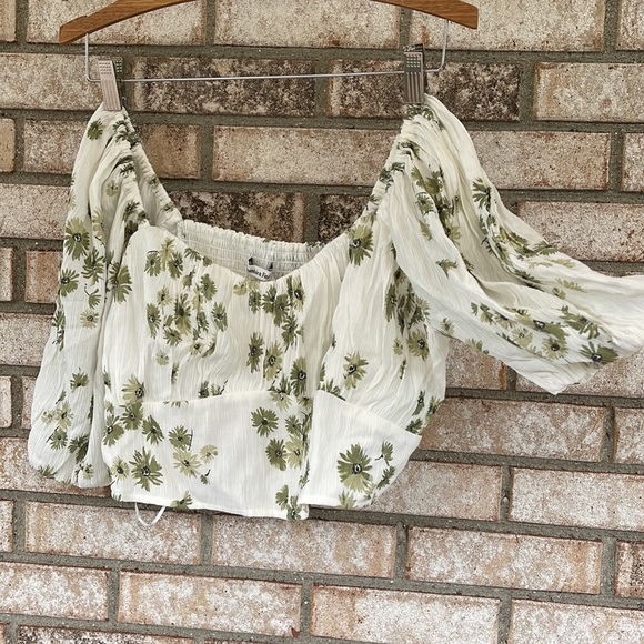 NWT Abercrombie and Fitch floral green/ivory crop top size L - Picture 2 of 10